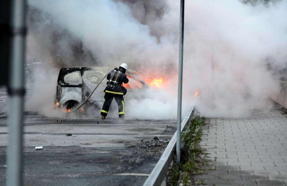 Youths set fire to cars in violence in Swedish city of Gothenburg