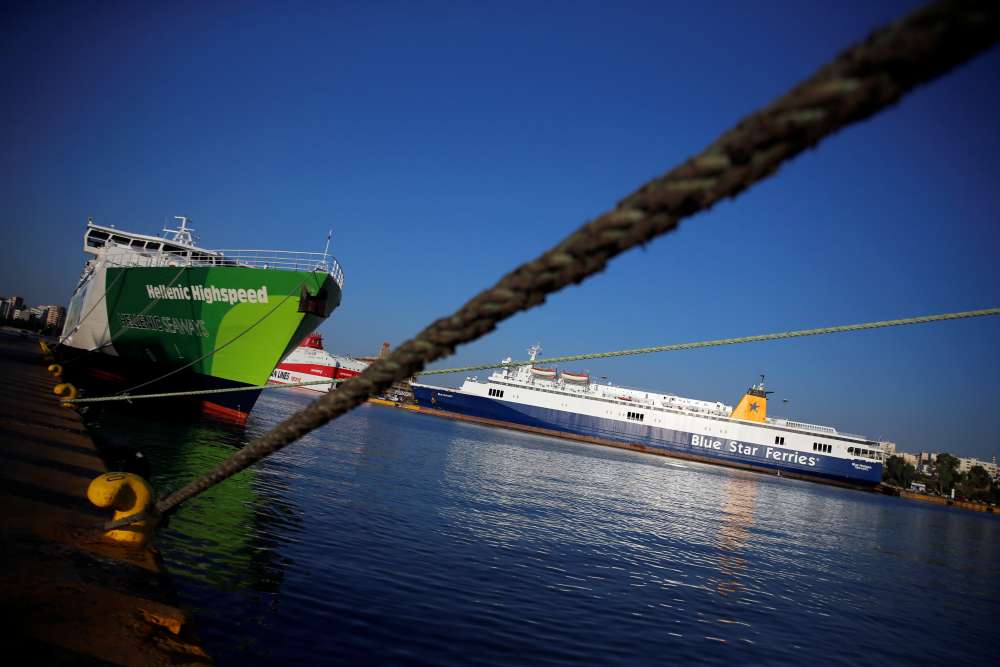 Greek seamen extend strike over collective wage agreement