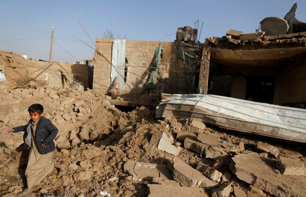Yemen's air strikes 'kill 31 civilians' after Saudi jet crash