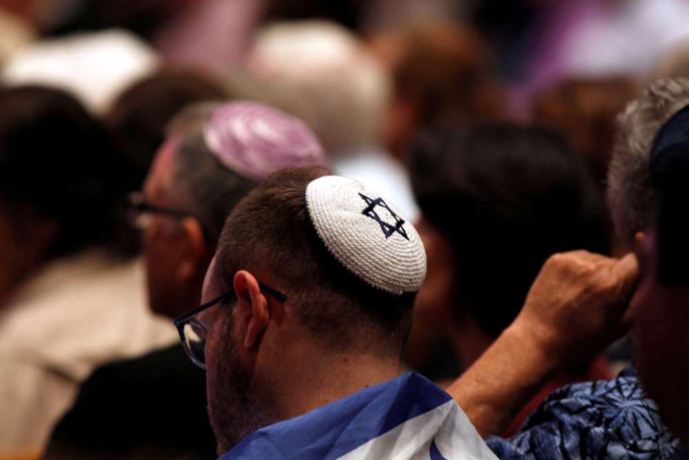 San Diego-area synagogue shooting leaves 1 worshipper dead