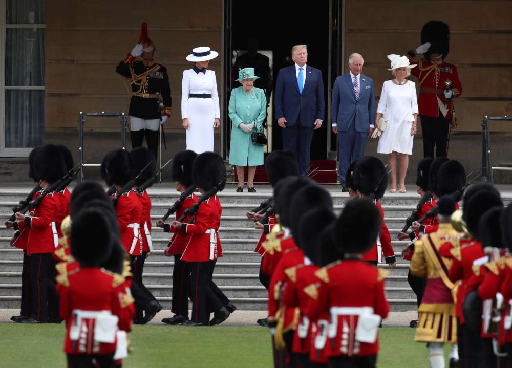 Trump welcomed to Buckingham Palace by Queen Elizabeth (photos)