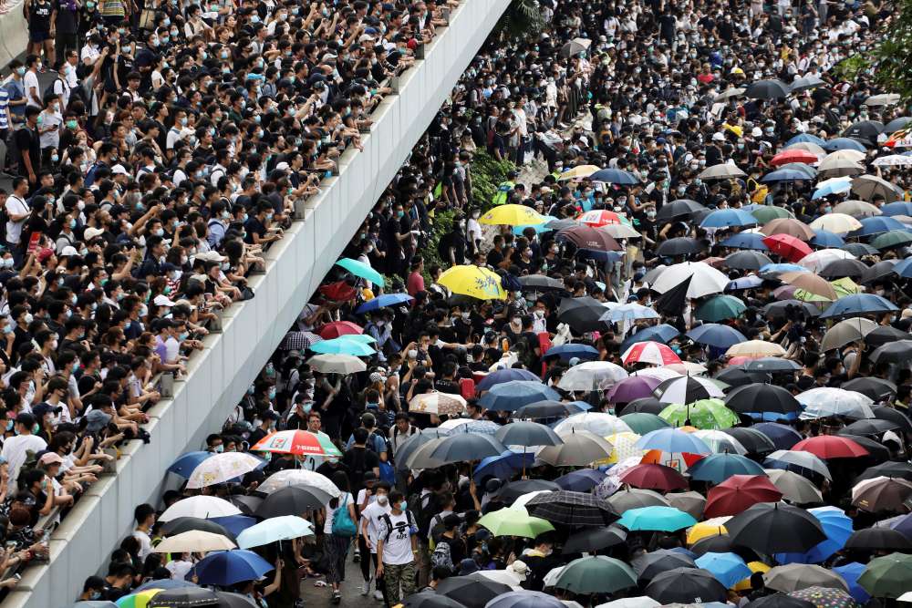 Tens of thousands paralyse Hong Kong's financial hub over extradition bill