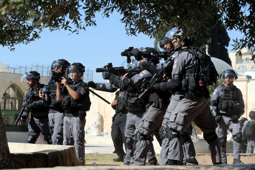 Palestinians and Israeli police clash at Jerusalem holy site