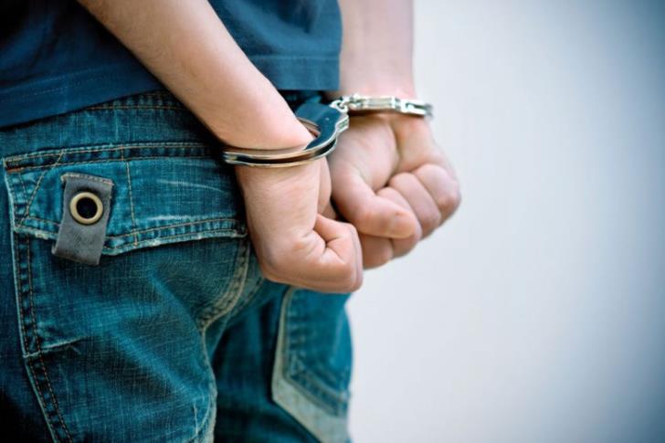 Citizens 'arrest' 17 year old youth suspected of theft