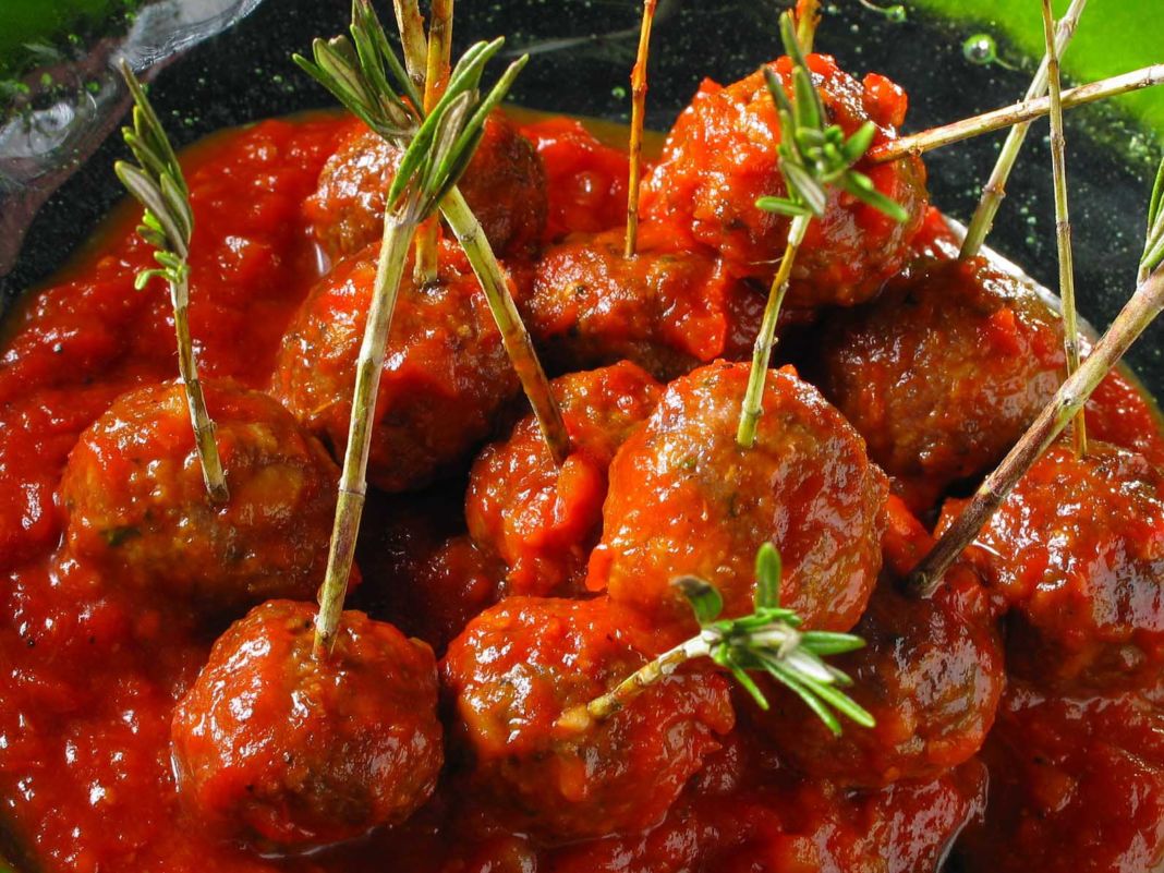 Meatballs with tomato and cumin