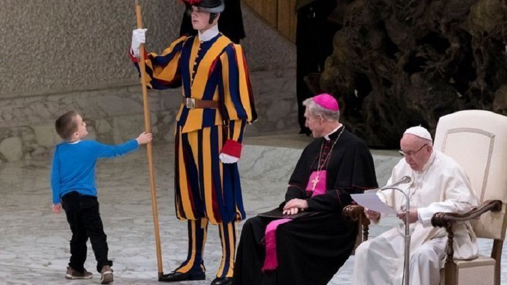 Boy interrupts Pope's speech to play (video)