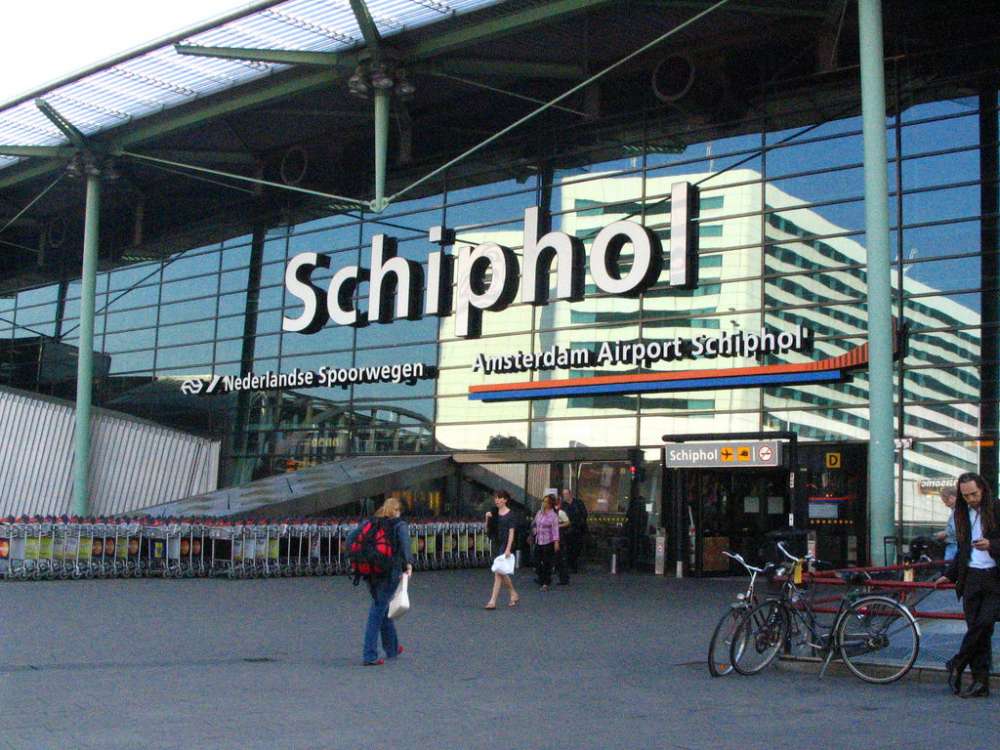 Air traffic at Amsterdam's Schiphol briefly disrupted by communications problem