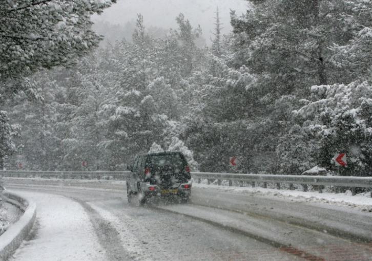 People trapped in their cars in Troodos due to snow