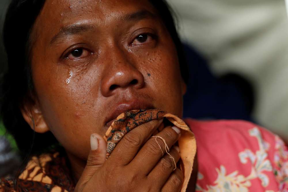 Indonesian tsunami death toll tops 400