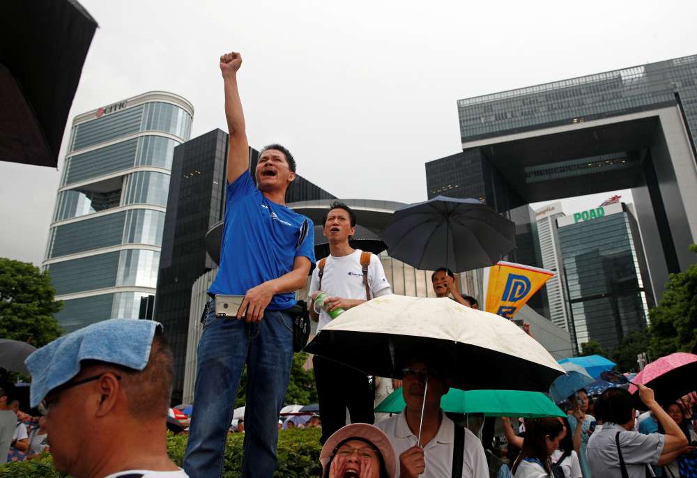 Thousands in pro-police rally as Hong Kong braces for another mass protest