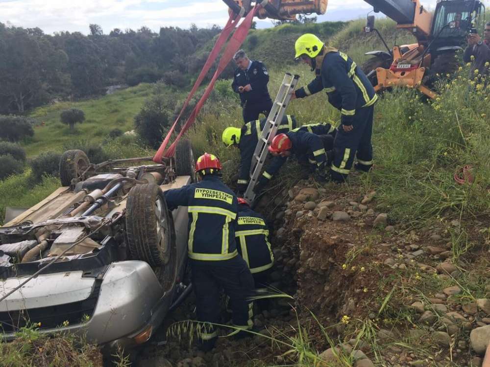 Fire services free driver trapped in overturned car (photo)