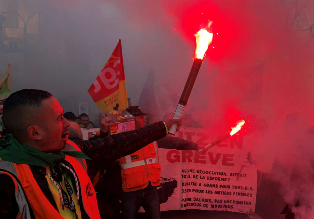 Minor clashes break out at Paris protest against pension reforms