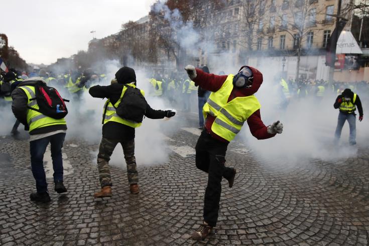 French police clash with 'yellow vest' protesters in Paris