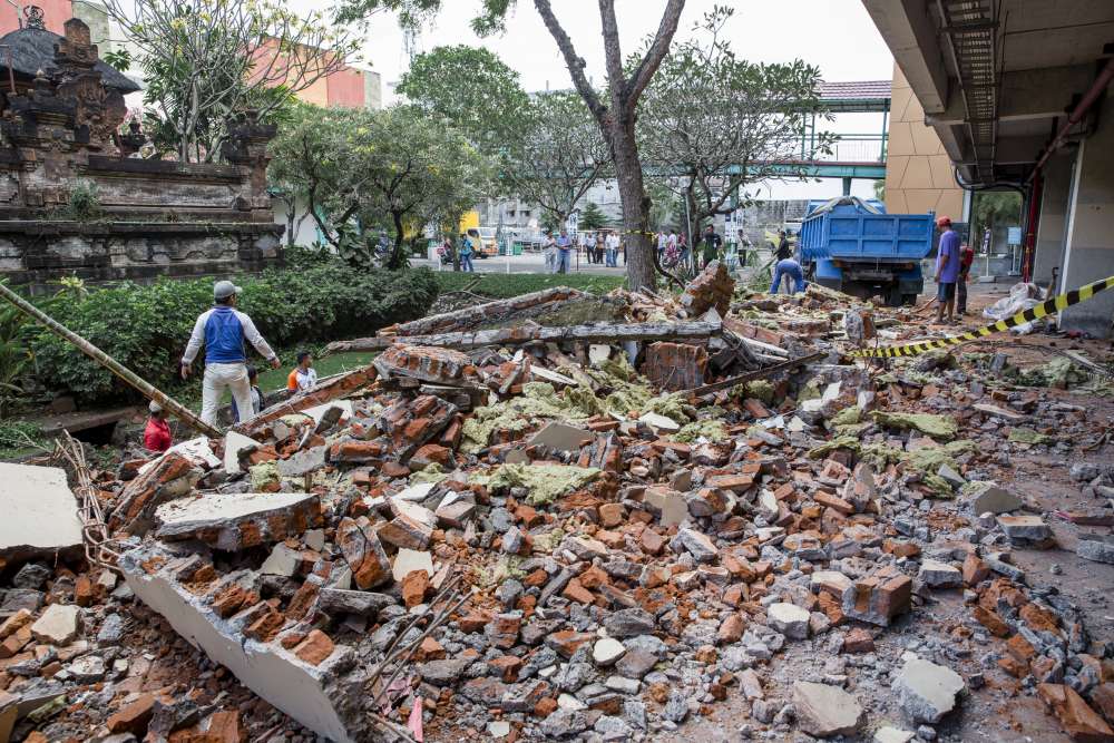 Tourists flee Indonesia's Lombok island after quake kills 91