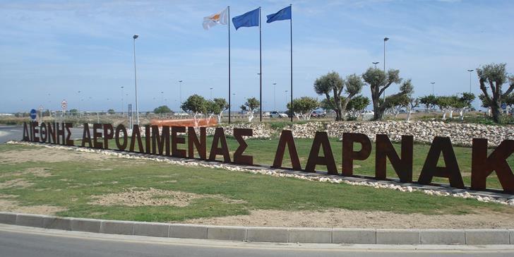 Man crashes into Larnaca airport roundabout