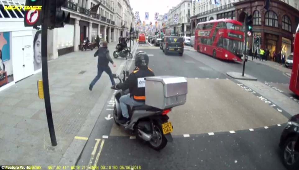 Bystanders tackled London moped gang