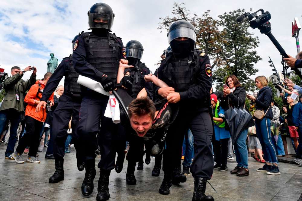 Russian police detain over 800 in opposition crackdown in Moscow