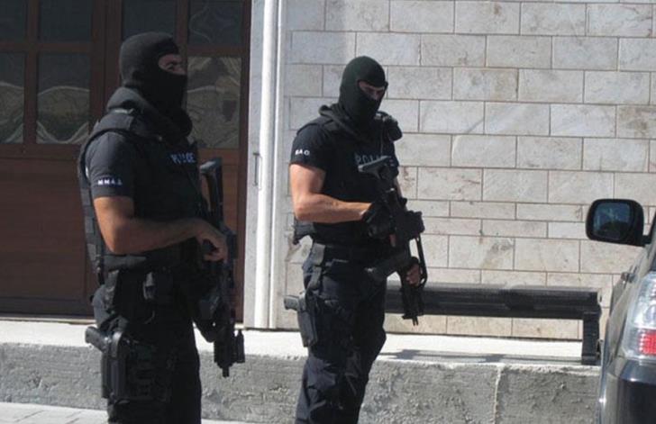 Eight arrested in Ayios Dometios in early morning police operation