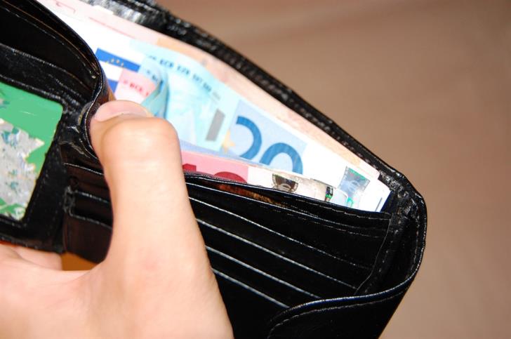 Paphos Mall security guard finds wallet with €1450