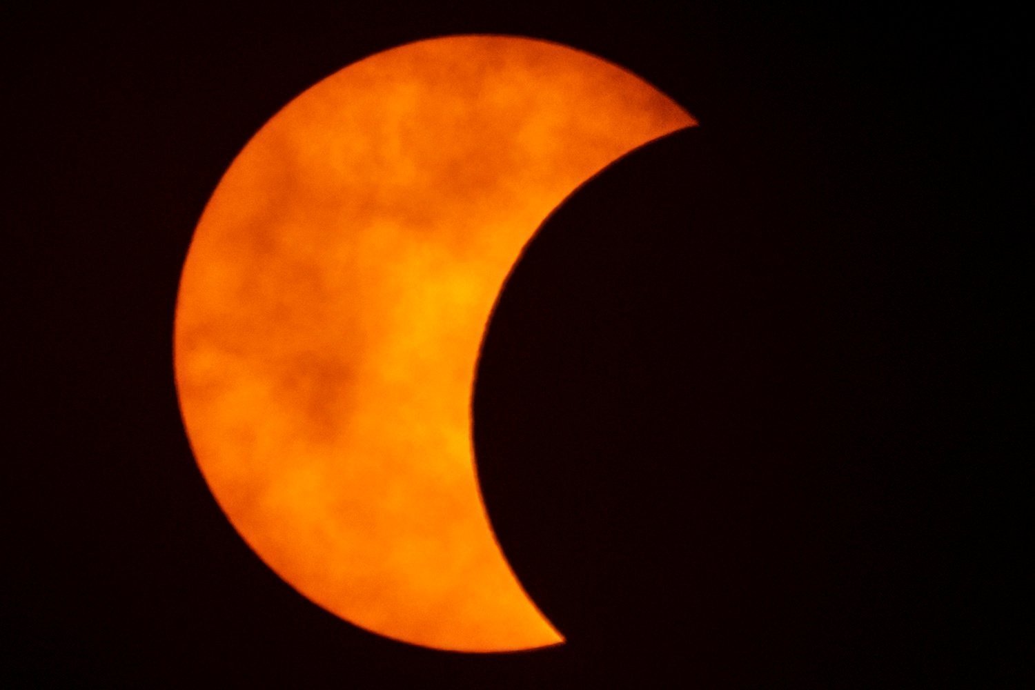 Как прошло солнечное затмение. Солнечное затмение 2022 СПБ. "Ring of Fire" Solar Eclipse. Частичное солнечное затмение. Солнечное затмение 1919.