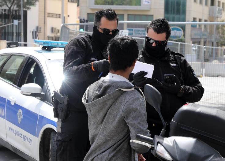 Η αστυνομία εκδίδει 144 πρόστιμα σε 24 ώρες λόγω παραβίασης των εγκληματικών μέτρων