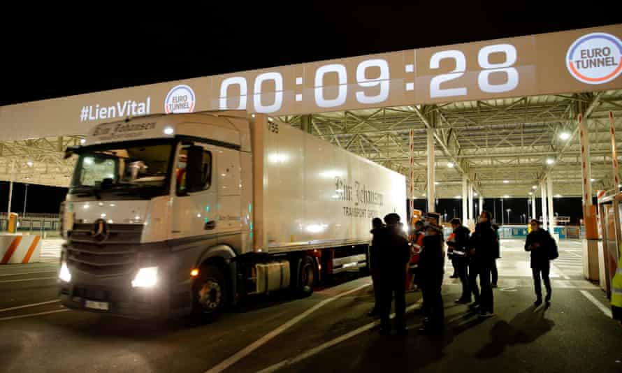 Στη βόρεια Γαλλία, τα πρώτα φορτηγά διασχίζουν νέα τελωνειακά σύνορα με το Ηνωμένο Βασίλειο