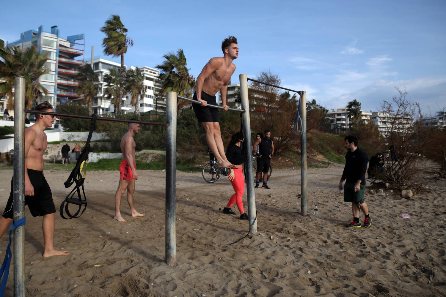 Οι Έλληνες διέφυγαν από το κλείδωμα για την παραλία καθώς οι χειμερινές θερμοκρασίες αυξήθηκαν