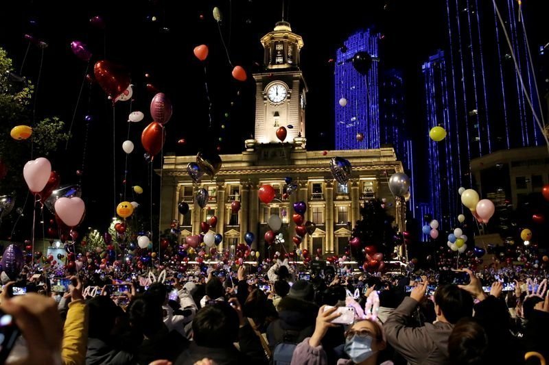 Τα πλήθη γεμίζουν δρόμους στην πανδημία που πλήττεται από την Κίνα, Γουχάν, γιορτάζουν το νέο έτος