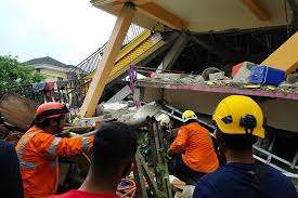 Ο αριθμός των θυμάτων στο σεισμό ήταν 73 ετών καθώς η Ινδονησία παλεύει με σειρά καταστροφών