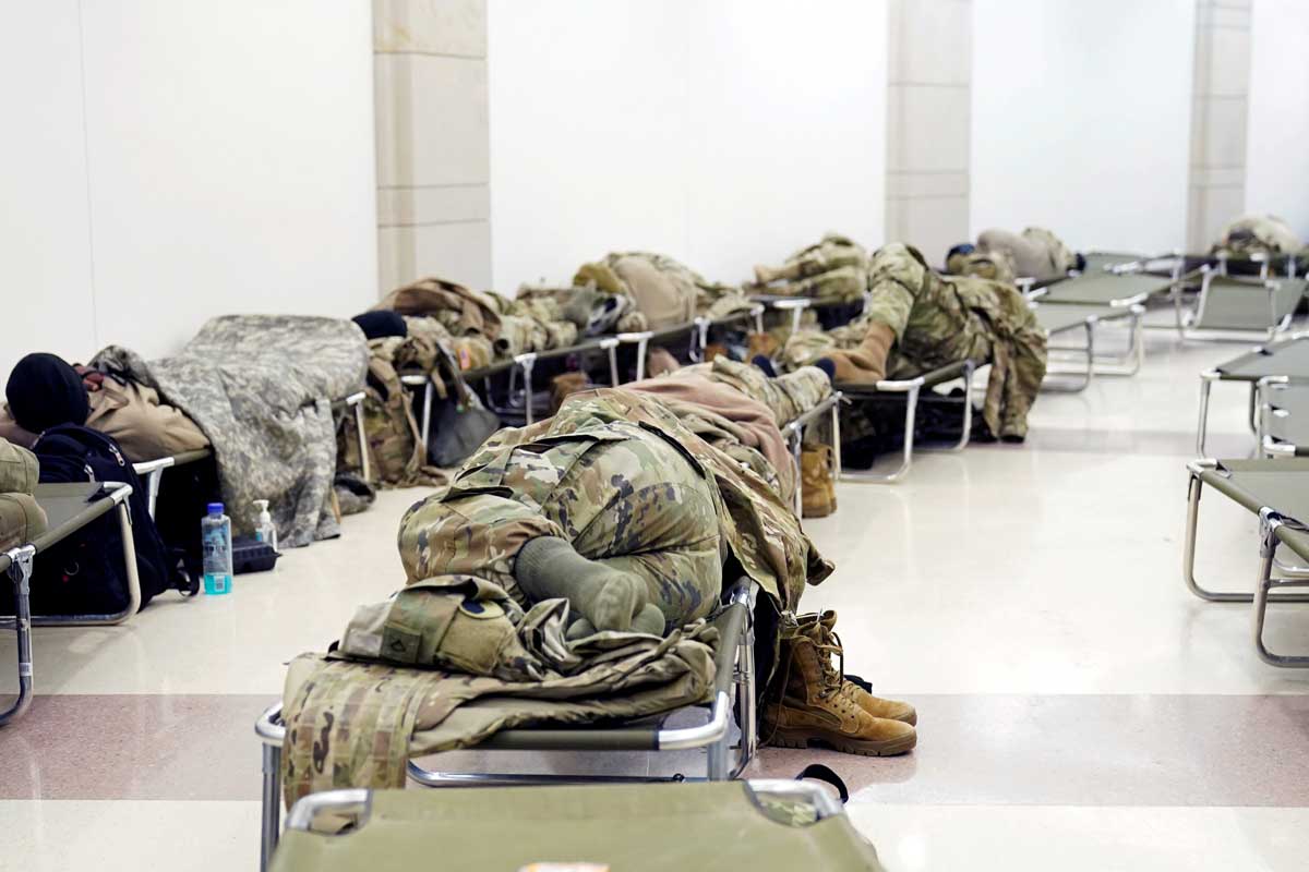 Τα μέλη της Εθνικής Φρουράς κοιμούνται στο Κέντρο Επισκεπτών του Καπιτώλιο πριν από τα εγκαίνια του Joe Biden