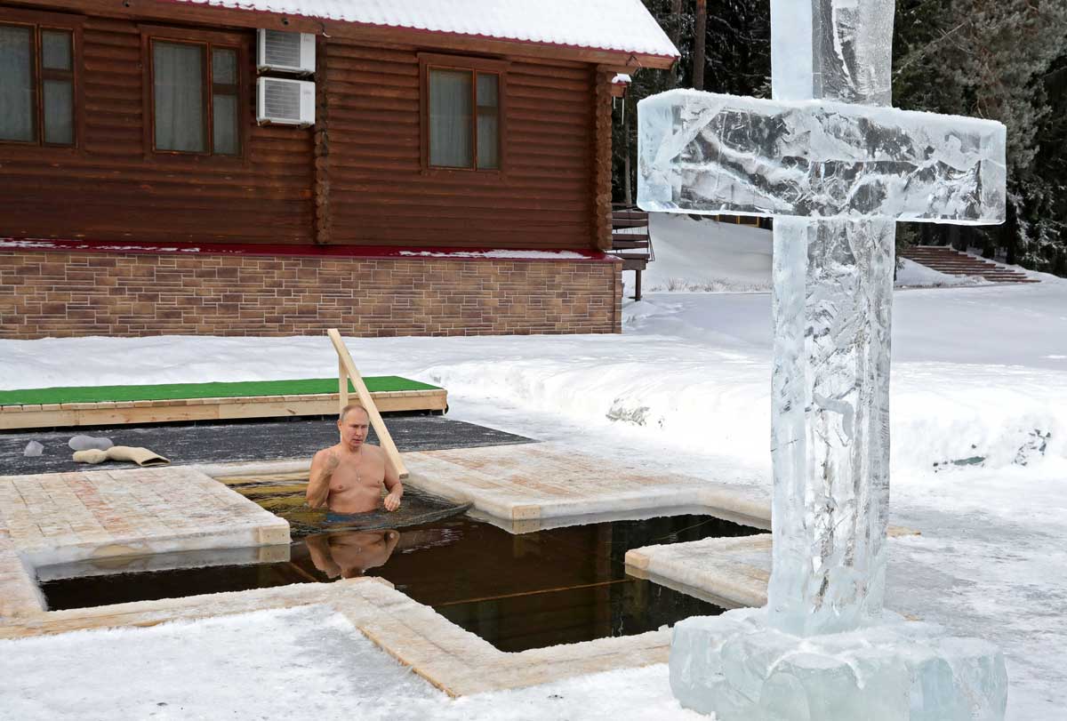 Ο Ρώσος πρόεδρος Πούτιν κάνει μια βουτιά στα παγωμένα νερά κατά τη διάρκεια των εορτασμών των Epiphany