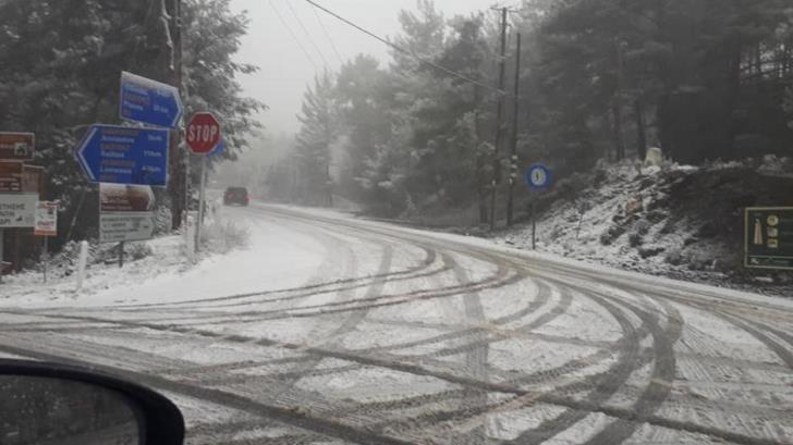 Οι δρόμοι προς το Τρόοδος είναι ολισθηροί.  ανοιχτό μόνο σε 4WD και οχήματα με αλυσίδες χιονιού