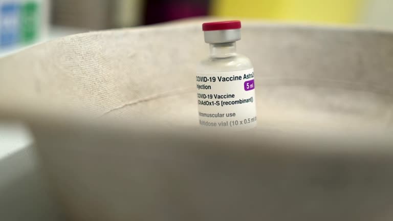 Ο επικεφαλής της Oxford λέει ότι το εμβόλιο Oxford-AstraZeneca λειτουργεί για όλες τις ηλικίες