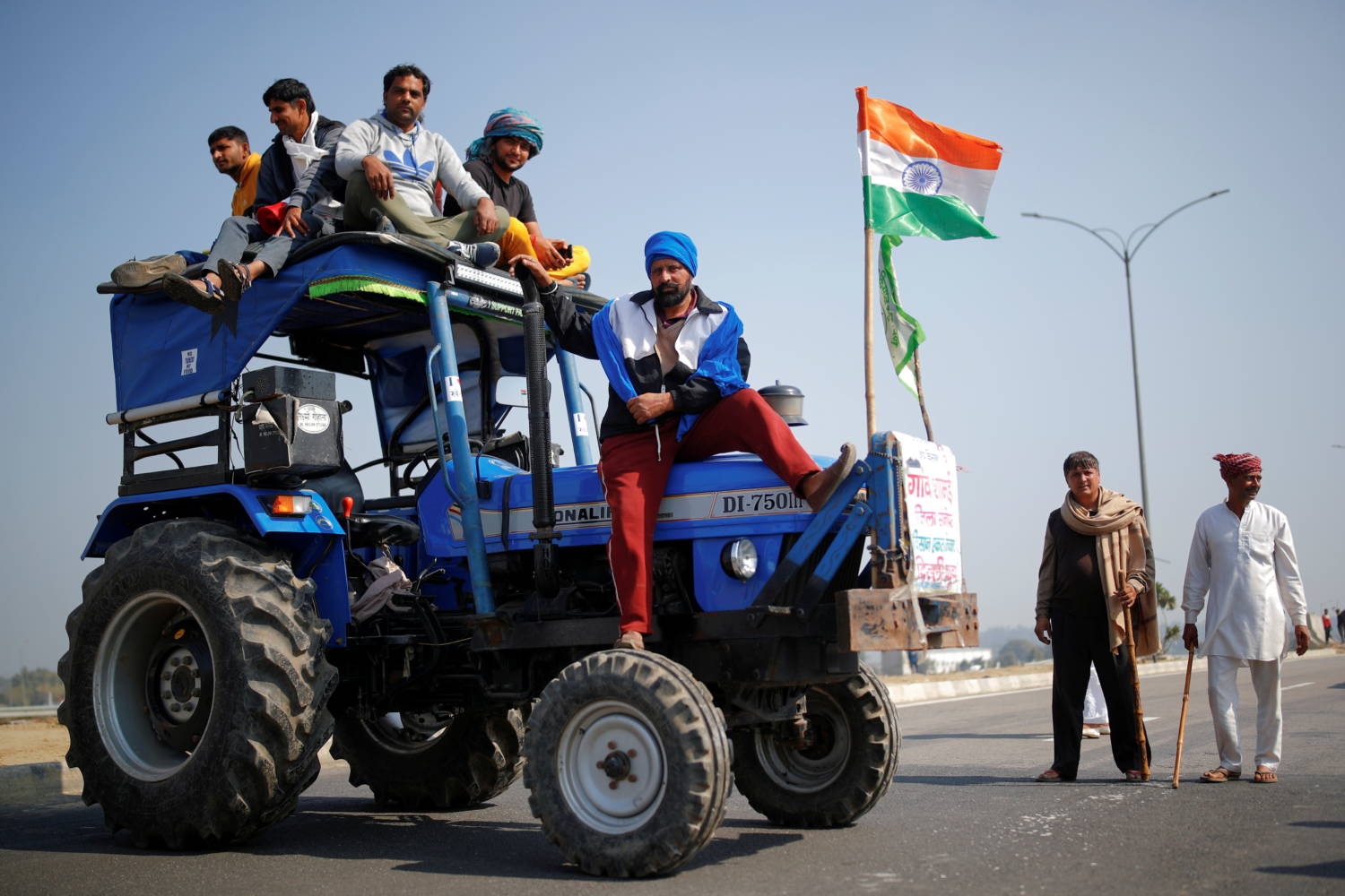 Τρακτέρ και φορτηγά μπλοκάρουν τους δρόμους της Ινδίας καθώς οι διαμαρτυρίες στα αγροκτήματα διευρύνονται