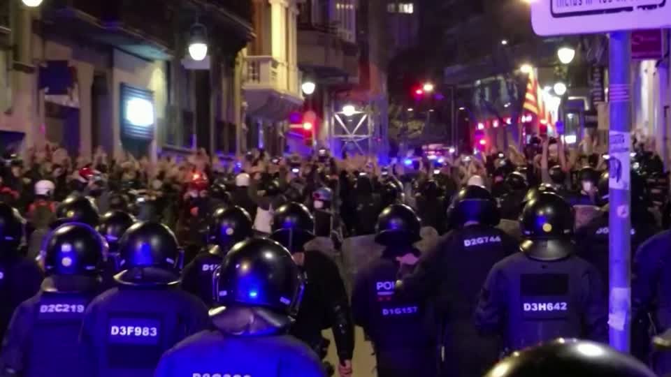 Η βία εκτοξεύεται στη Βαρκελώνη κατά τη διάρκεια διαμαρτυριών για φυλακισμένο ράπερ