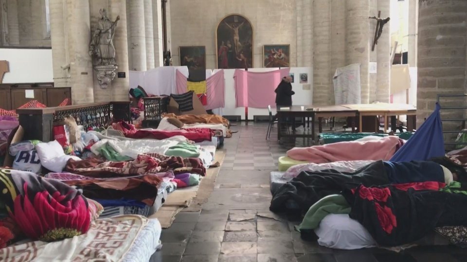 Οι μετανάστες χωρίς έγγραφα καταλαμβάνουν τη βελγική εκκλησία, ζητούν βοήθεια από την κυβέρνηση