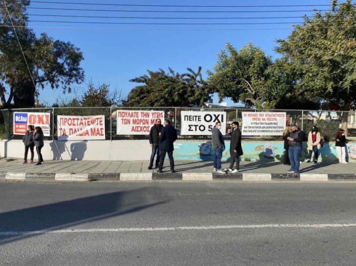 Οι γονείς της Livadia, ηγέτης της κοινότητας διαμαρτύρονται για την εγκατάσταση κεραιών 5G κοντά στο νηπιαγωγείο