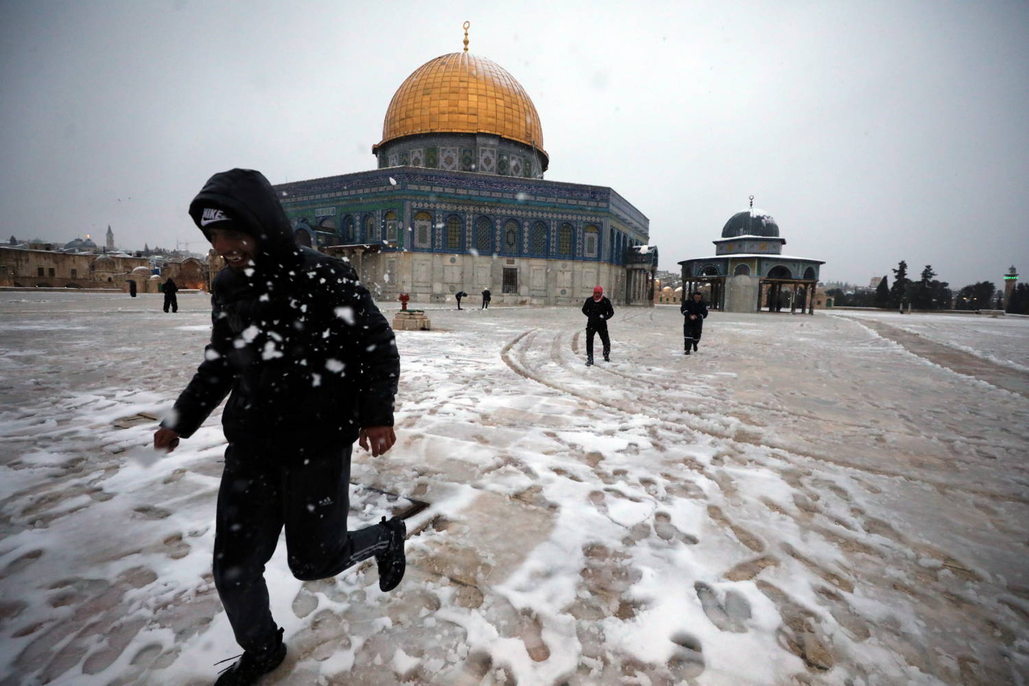 Η παλιά πόλη της Ιερουσαλήμ γίνεται λευκή μετά από σπάνιες χιονοπτώσεις