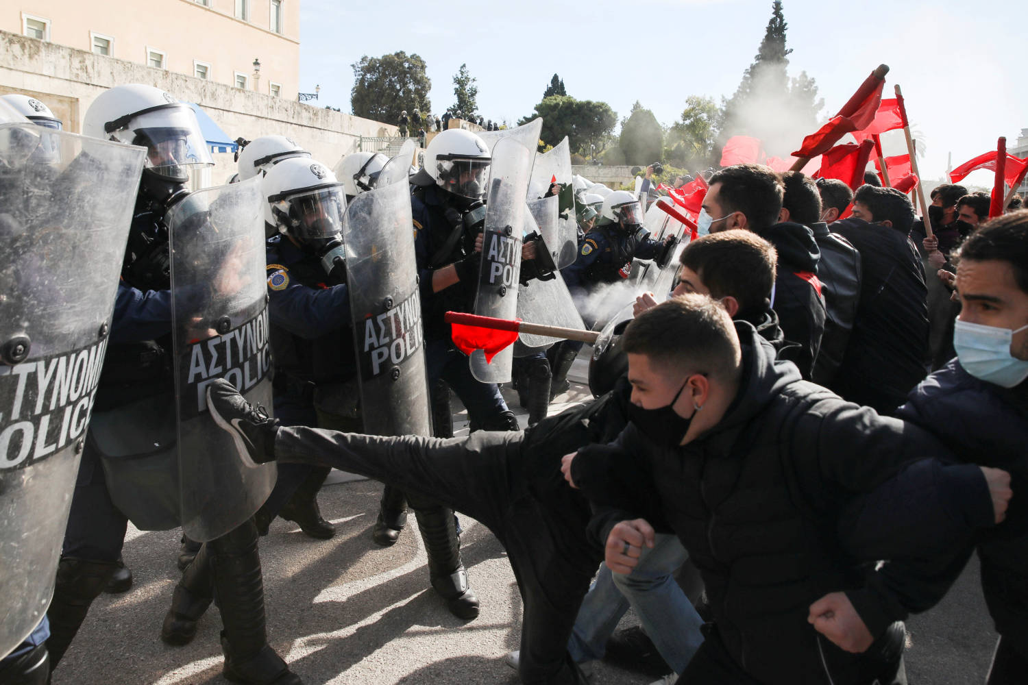 Έλληνες νομοθέτες εγκρίνουν την αστυνομία της πανεπιστημιούπολης σε αμφισβητούμενη εκπαιδευτική μεταρρύθμιση