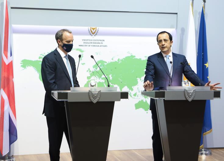 Ο Ραάβ της Βρετανίας προτρέπει τις πλευρές να προχωρήσουν στις συνομιλίες της Κύπρου με προθυμία για ευελιξία