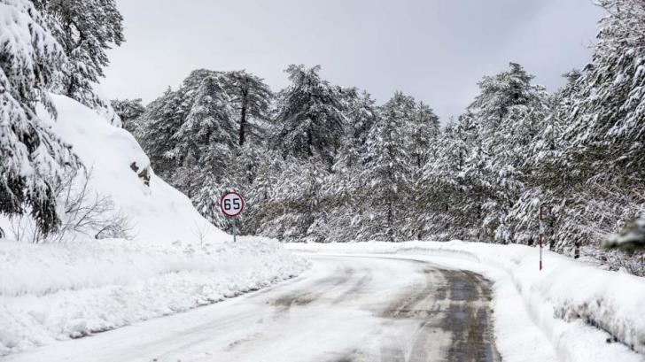Η αστυνομία προειδοποιεί για προσοχή λόγω των χιονισμένων, ολισθηρών δρόμων