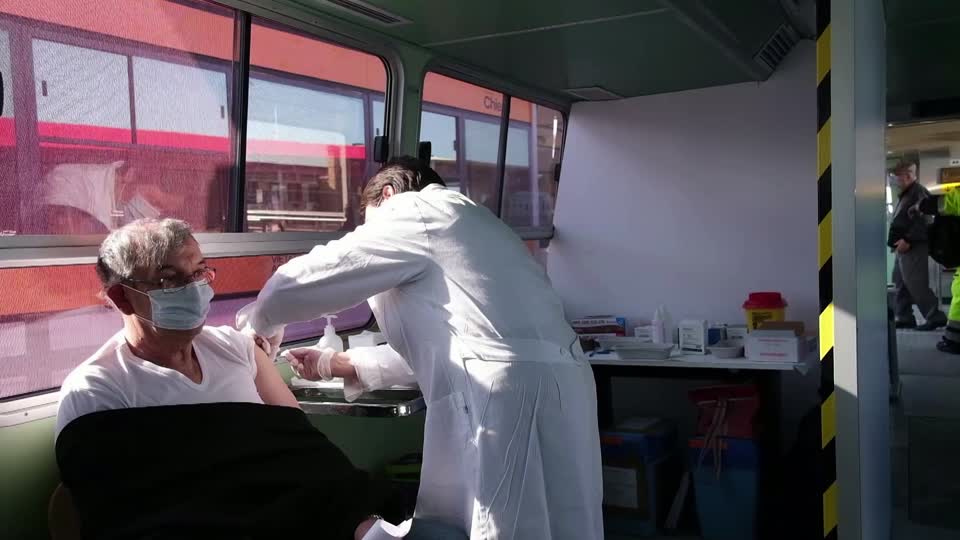 Η Βενετία μετατρέπει το παραδοσιακό θαλάσσιο λεωφορείο σε πλωτό κέντρο εμβολιασμού
