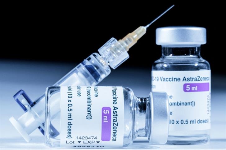 Μετά τη διαφημιστική εκστρατεία Astrazeneca, οι επιστήμονες θέλουν να συσταθεί ειδική επιτροπή παρακολούθησης εμβολίων