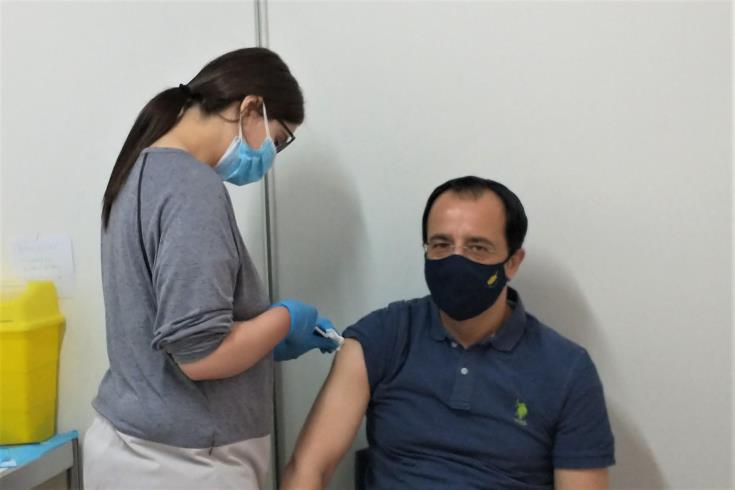 Ο υπουργός Εξωτερικών λαμβάνει εμβόλιο AstraZeneca