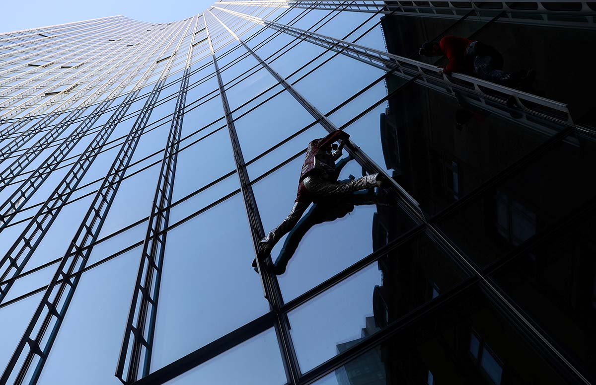 French Spiderman Alain Robert Scales The Skyper In Frankfurt