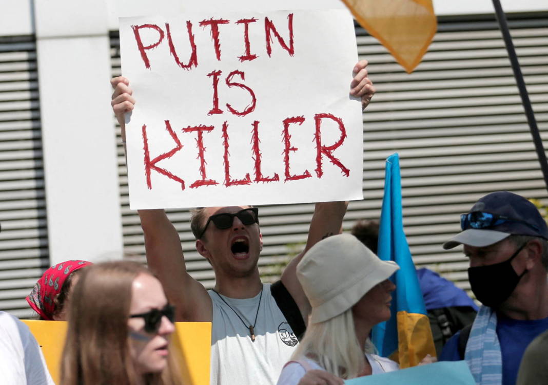 Ukrainian Tourists Protest Against Russia Invasion Of Ukraine In Colombo