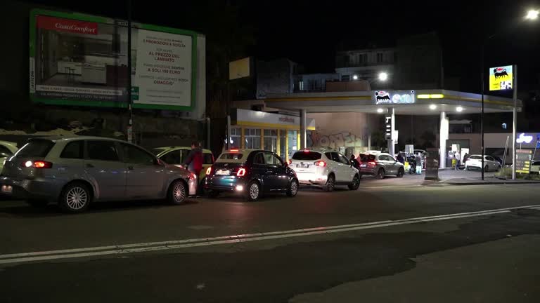 Long Queues At Catania Gas Stations Amid Fears Of Soaring Gasoline Price