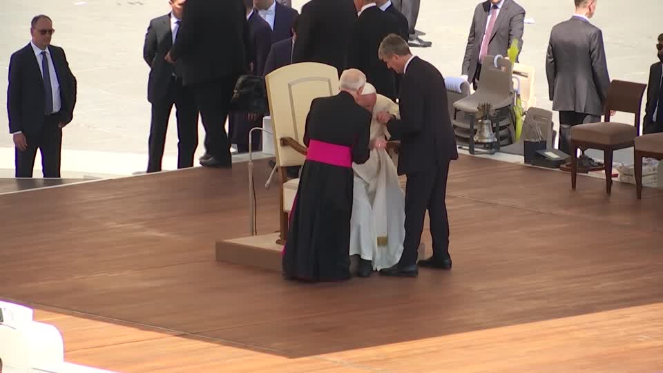 Pope Struggles With Leg Pain At General Audience