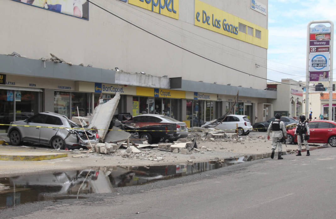 Powerful Quake Damages Mexican Department Store's Facade