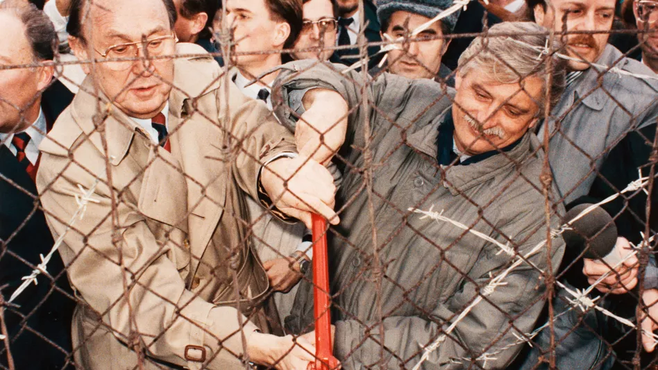 An diesem Tag: Die Außenminister Deutschlands und der Tschechoslowakei durchschnitten den Zaun zwischen ihren Nationen als Symbol der europäischen Befreiung